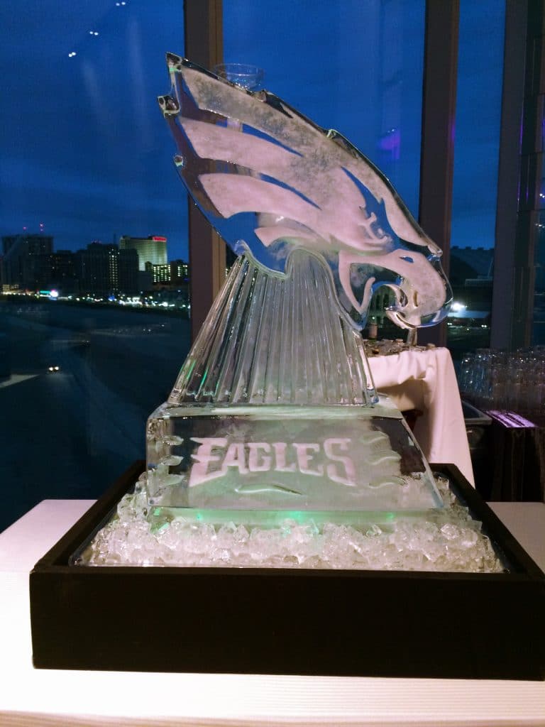 eagles ice sculpture 1 768x1024 - Bar & Cocktails